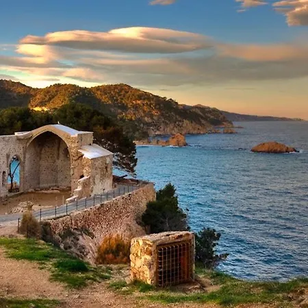 Lets Holidays In The Old Town Tossa * توسا ذي مار